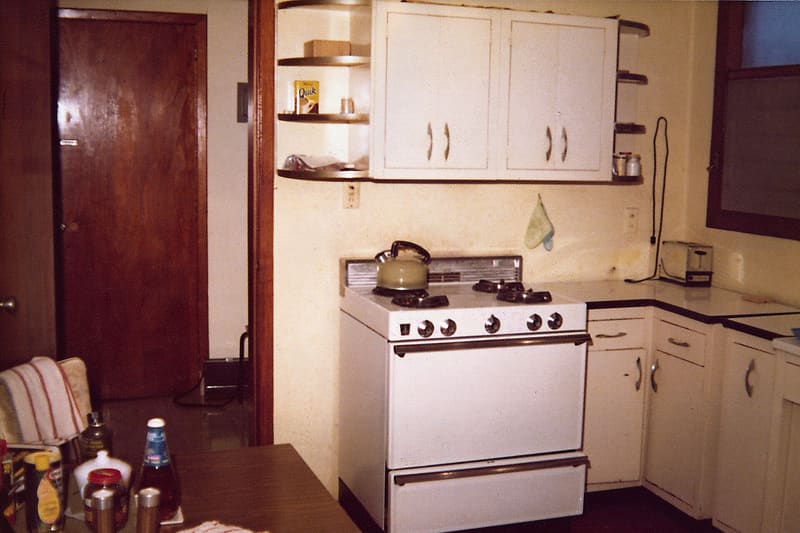 A branded card in warm 1970s colours introducing a list of fifteen kitchen objects from the decade.
