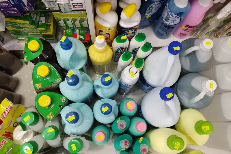 A branded card in fresh green introducing an explainer about cleaning product combinations that should never be mixed.