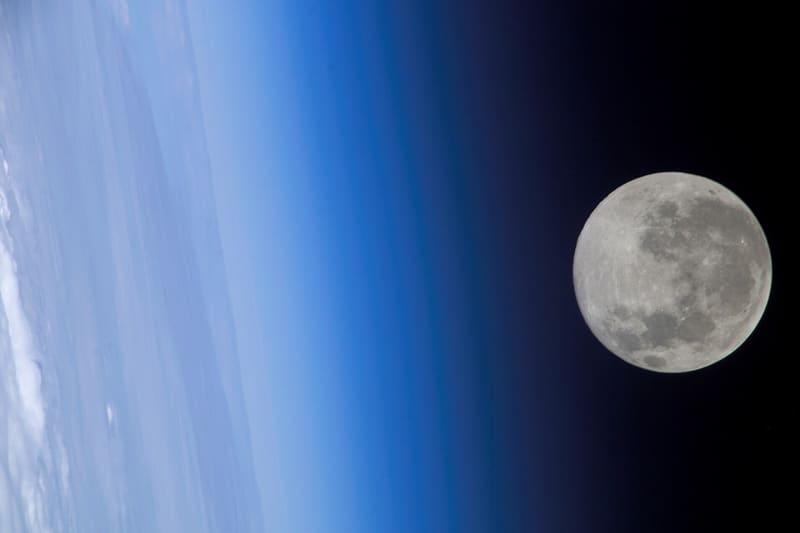 Full moon horizon