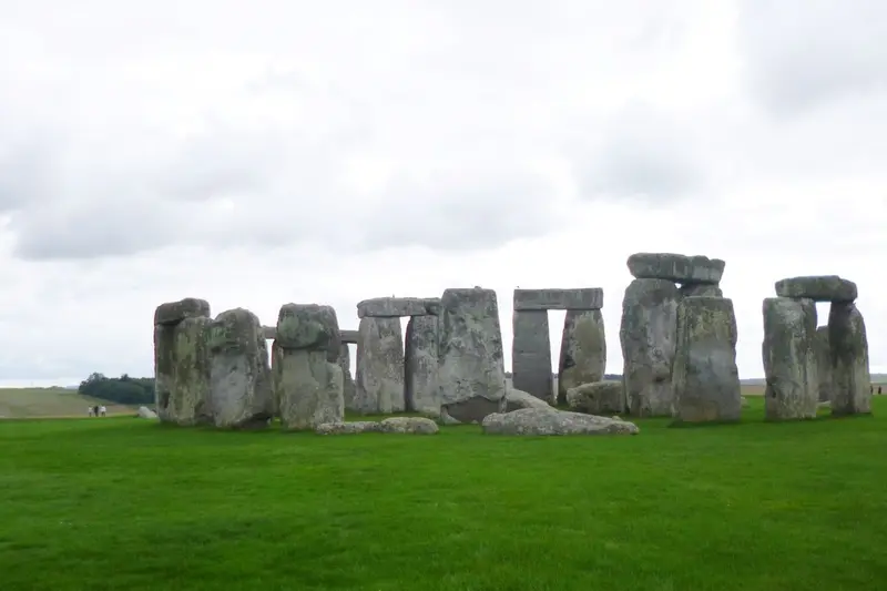 A branded card in ocean blue introducing a list of ten famous landmarks whose actual size surprises people.