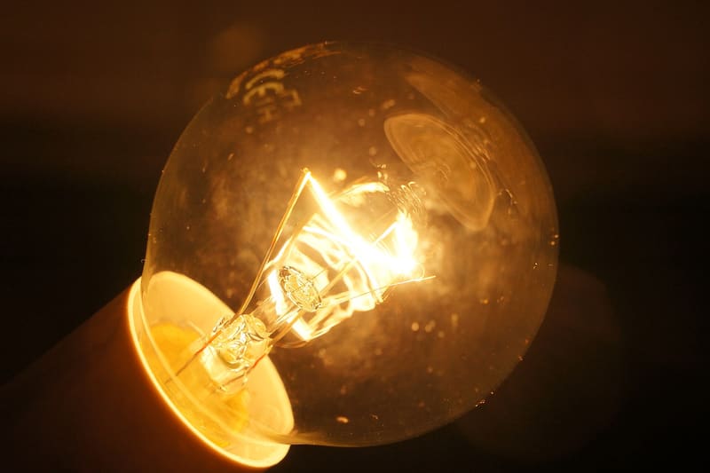 Incandescent light bulb filament