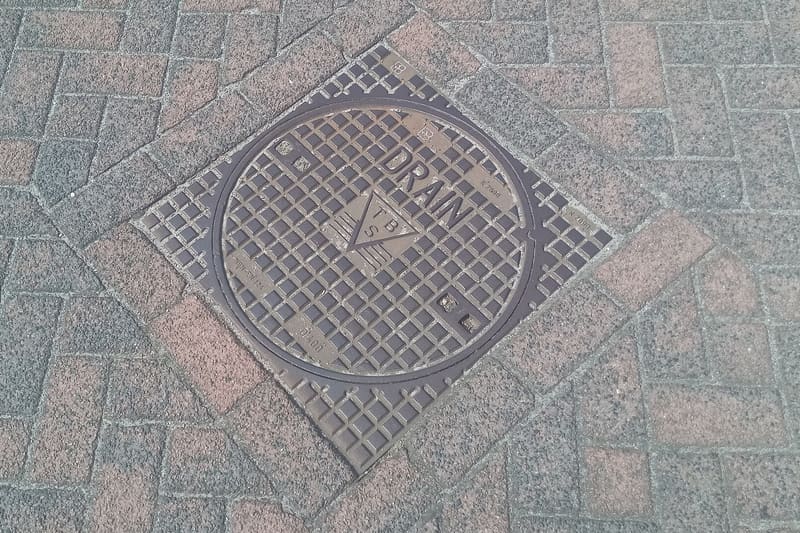 Street manhole cover drain