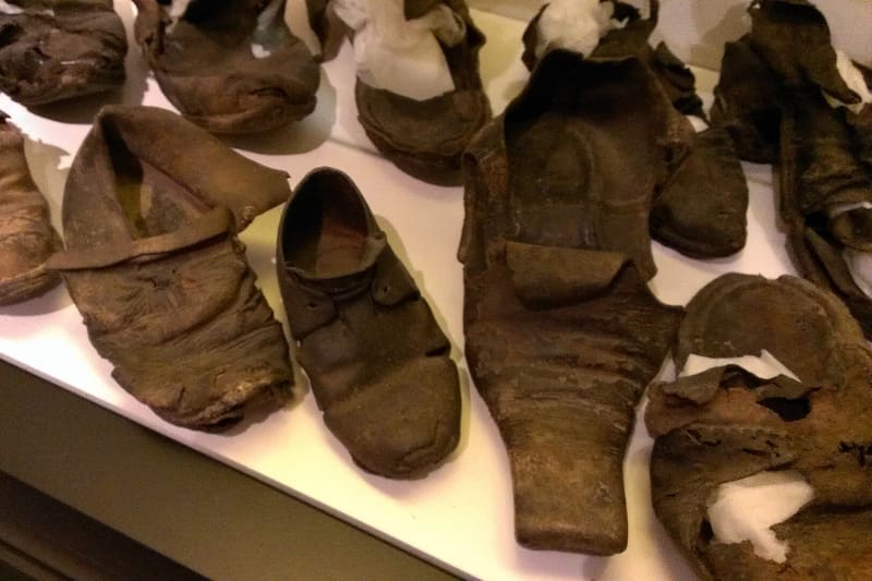 Concealed shoe building