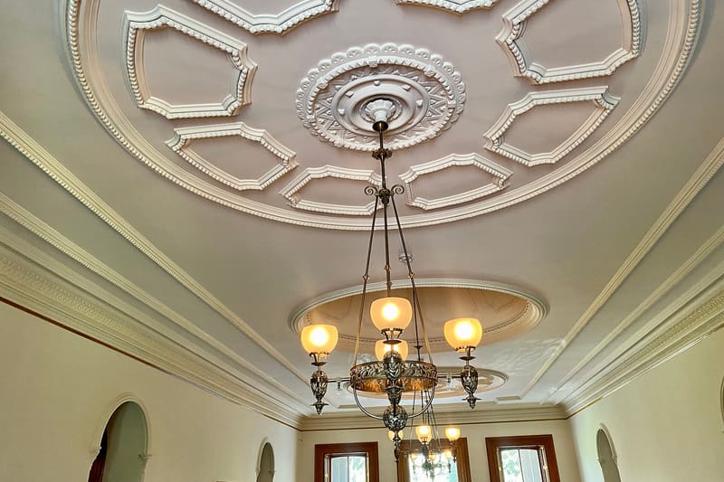 Plaster ceiling cornice moulding